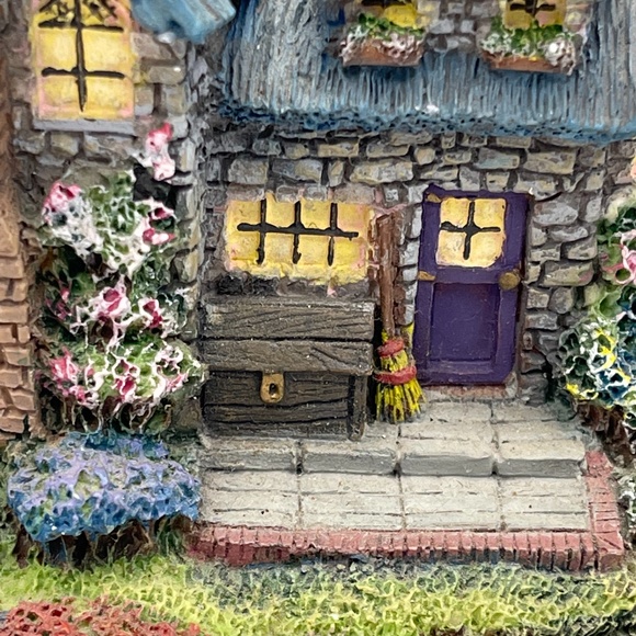"Heather's Hutch" Thomas Kinkade Cottage - Picture 6 of 10